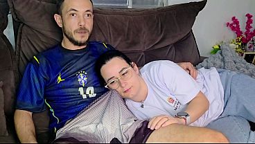 Tudo Começa Quente Quando A Irmã Postiça é Provocada Pelo Irmão No Meio Do Jogo Do Brasil, Só Tesão E Safadeza.