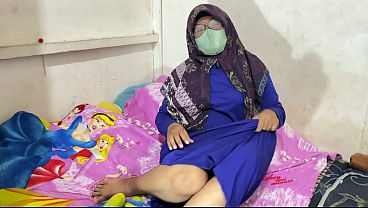 Wanita Berhijab Lagi Mainin Diri Sendiri, Basah Banget.