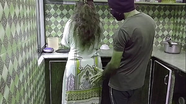 Bini Orang Lagi Sibuk Masak Di Dapur, Tiba-tiba Digebukin Dari Belakang, Suara Hindi Panas Bikin Makin Liar