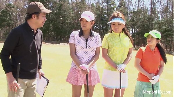 Gadis Asia Kecil Main Golf Bugil, Montok-montok Menggoda Di Lapangan Hijau.
