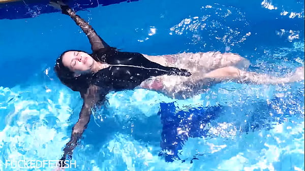 Jessica Bunny Sambil Telanjang Di Dalam Air, Goyangin Tubuh Basah Kayak Lagi Nunggu Digituin.
